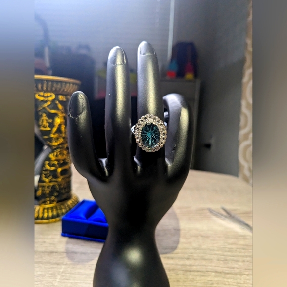 New 925 Sterling Silver Ring with Brazilian Green Simulated Diamond. - Picture 8 of 9